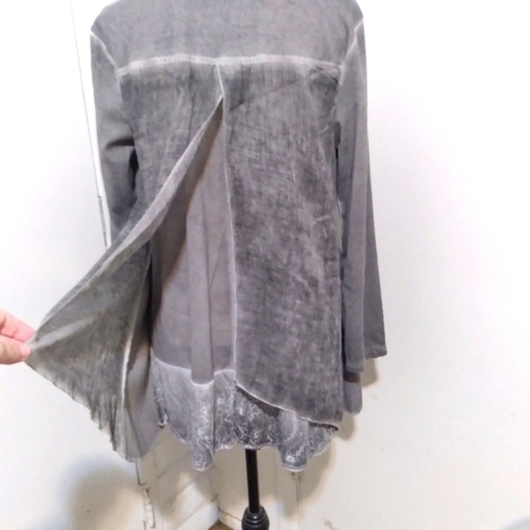NWOT  CalStyle Gray Lace & Crochet Lagenlook Swing Tunic Top - Picture 7 of 10